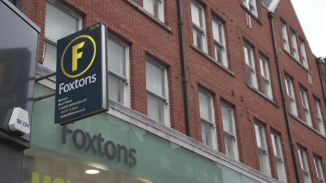 Signo-De-La-Oficina-De-Agentes-Inmobiliarios-De-Foxtons-En-Londres