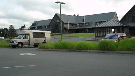 Die-Außenseite-Der-Bandon-Dunes-Golf-Resort-Lodge-Mit-Einem-Davor-Geparkten-Firmen-Van,-Ein-Weiterer-Van-Kommt-Von-Rechts-Ins-Bild