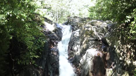 Zeitlupenaufnahme-Von-Jemandem,-Der-Die-Natürliche-Wasserrutsche-Am-Alingaling-Wasserfall-In-Bali,-Indonesien,-Hinunterrutscht