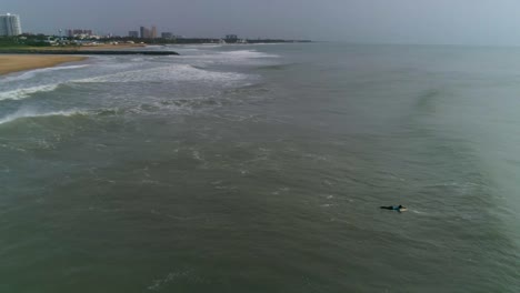 Videos-De-Drones-De-Personas-Surfeando-En-Una-Playa-En-India,-4k-60-Fps-Reducidos-A-0-30-Fps