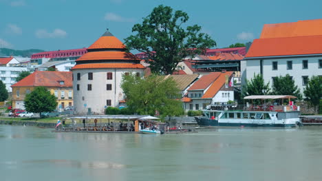 Balsa-Turística-De-Madera-En-El-Río-Drava-En-Maribor,-Eslovenia