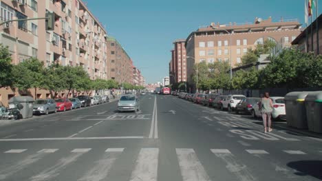 Fußgänger-überqueren-Die-Straße-An-Der-Hauptstraße-In-Sevilla,-Spanien