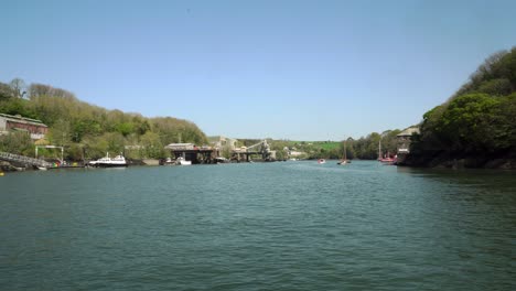 Überqueren-Sie-Den-Fluss-Fowey-Mit-Blick-Auf-Die-Flussmündung,-Die-Die-Großen-Schiffe-Und-Die-Docks-Der-Porzellanerdeindustrie-Zeigt
