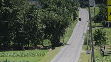 Ein-Amish-Pferd-Und-Buggy-Fahren-Entlang-Der-Straße-Auf-Dem-Land