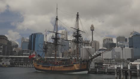 Piratenschiff-Geparkt-In-Darling-Harbour-In-Sydney-Cbd-Mit-Blick-Auf-Die-Skyline-In-4k