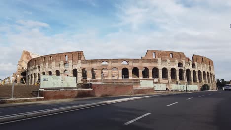 Car-travels-its-way-to-the-colosseum-in-rome-january-4k-60fps