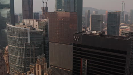 Filmischer-Blick-Auf-überlastete-Gebäude-In-Der-Innenstadt-Von-Guangzhou