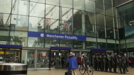 Manchester-Piccadilly-Station-Schild-Außerhalb-Der-Station-Bewölkter-Tag-Beleuchtung-Flacher-Grundbahnhof-Gebäude-Des-öffentlichen-Verkehrs-Hauptbahnhof-Uk-Breit-Von-Menschen,-Die-Alternativen-Betreten-4k-25p