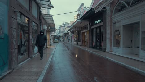 Gehende-Ermou-Straße-In-Mytilene-Während-Der-Sperrung-Des-Coronavirus-In-Der-Abenddämmerung-Im-Winter