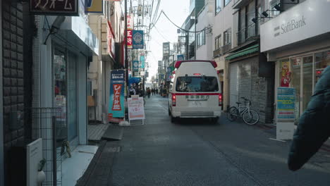 La-Ambulancia-Del-Departamento-De-Bomberos-De-Japón-Llega-Y-Se-Estaciona-En-La-Calle-De-Tokio,-Japón-Durante-La-Pandemia