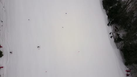 Imágenes-Aéreas-Tomadas-De-Un-Dron-De-Gente-Esquiando-En-La-Montaña-Burke-En-El-Norte-De-Vermont