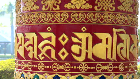 Rueda-De-Oración-Budista-En-Un-Monasterio-En-Lumbini,-Nepal