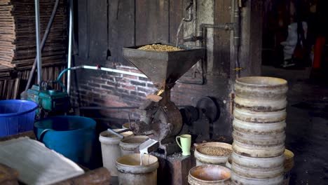 Rostiger-Sojamilchbereiter-Mahlt-Sojabohnen,-Cottage-Food-Workshop,-Java,-Indonesien