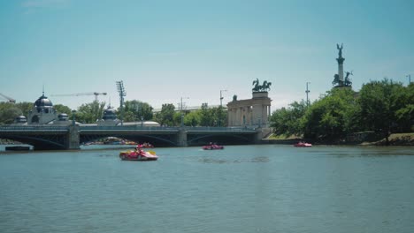 Városligeti-Lake-City-park,-people-on-paddling-boats