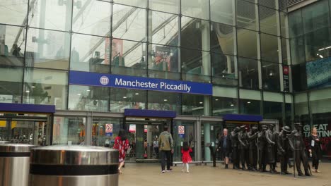 Manchester-Piccadilly-Station-Schild-Außerhalb-Der-Station-Bewölkter-Tag-Beleuchtung-Flacher-Grundbahnhof-Gebäude-Der-öffentlichen-Verkehrsmittel-Großer-Bahnhof-Uk-Breit-Von-Menschen,-Die-4k-25p-Betreten