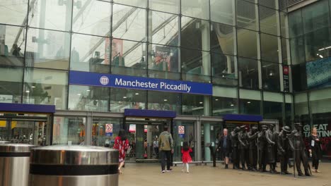 Señal-De-La-Estación-De-Manchester-Piccadilly-Fuera-De-La-Estación-Iluminación-De-Día-Nublado-Estación-De-Tren-Básica-Plana-Edificio-De-Transporte-Público-Estación-Principal-Reino-Unido-Ancho-De-Personas-Que-Ingresan-4k-25p