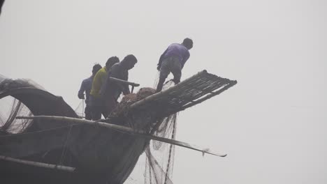 Pescadores-De-Bangladesh-Tirando-De-Redes-Del-Agua-Del-Río