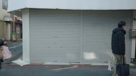 La-Escena-De-La-Gente-Que-Caminaba-Frente-A-La-Tienda-Cerró-Debido-A-Una-Pandemia-En-Tokio,-Japón