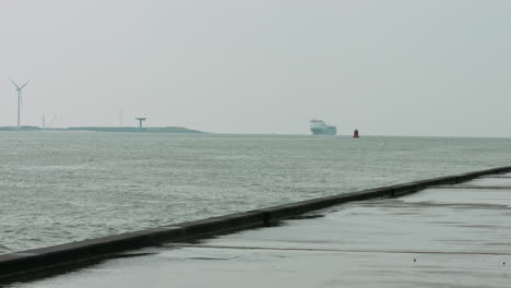 Timelapse-De-La-Entrada-Del-Barco-Al-Puerto