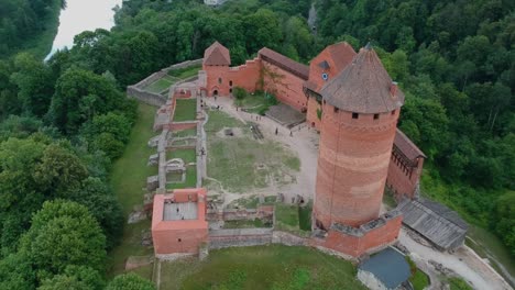 Luftaufnahme-Der-Burg-Von-Turaida,-Mit-Menschen,-Die-Im-Haupthof-Spazieren-Gehen