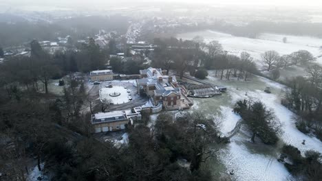 Essex,-Großes-Herrenhaus-In-25-Hektar-Großen-Gärten,-Winterantenne-4k