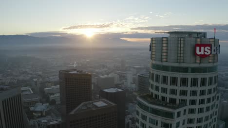 Wunderschöne-Luftaufnahme-über-Der-Innenstadt-Von-Los-Angeles-Bei-Sonnenaufgang