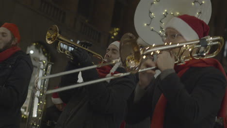Straßenmusiker,-Die-Wie-Der-Weihnachtsmann-Gekleidet-Sind,-Spielen-Auf-Trompeten