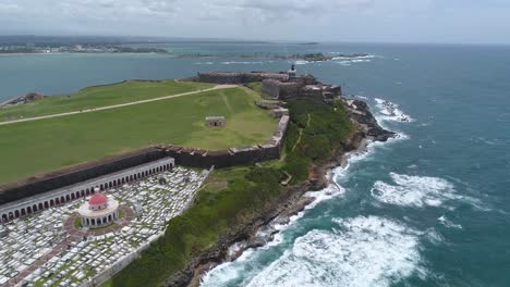 Schloss-San-Felipe-Del-Morro,-Friedhof-Santa-Maria-Magdalena-De-Pazzi-Drohne-Erschossen-San-Juan-Puerto-Rico