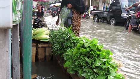 people-keep-shopping-when-floods-hit-traditional-markets,-the-corona-covid-virus-pandemic-19