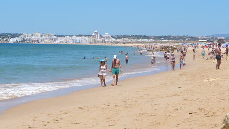 Sommer-Am-überfüllten-Strand-Im-Jahr-2020-Während-Der-Coronavirus-Pandemie
