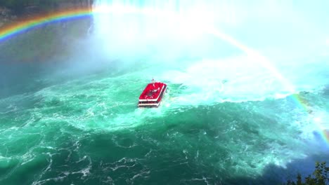 Die-Maid-Des-Nebelboots,-Das-Unter-Einem-Regenbogen-In-Den-Malerischen-Niagarafällen-Segelt