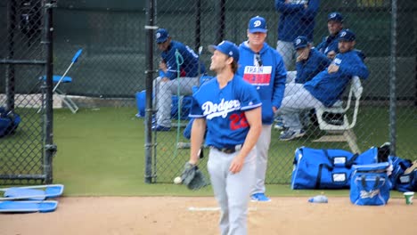 Clayton-Kershaw-No-Está-Contento-Con-El-Lanzamiento-En-La-Sesión-De-Bullpen-Durante-El-Entrenamiento-De-Primavera-De-Béisbol-De-Los-Dodgers-De-Los-Ángeles-En-Glendale,-Arizona,-Con-El-Entrenador-De-Lanzamiento-Rick-Honeycutt.