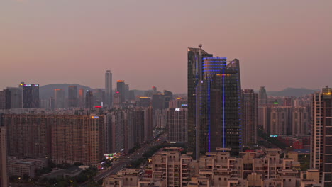 Wohnblocks-In-Der-Innenstadt-Von-Guangzhou-Bei-Farbenprächtigem-Sonnenuntergang-Am-Abend