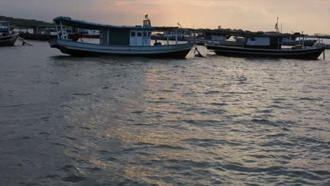 atmosphere-at-dusk-fishing-boats-fishing-boats