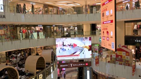 Una-Pantalla-De-Gran-Tamaño-En-Un-Centro-Comercial-Muestra-Un-Video-Que-Muestra-Las-Diferentes-Formas-En-Que-Se-Ha-Desinfectado-El-Centro-Comercial-Como-Medida-Preventiva-Contra-La-Propagación-Del-Coronavirus-En-Hong-Kong