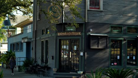El-Suelo-Sagrado-Pub-Irlandés-Midcity-New-Orleans-Canal-Street-Día-Exterior