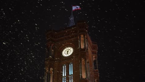 Nahaufnahme-Des-Roten-Rathauses-In-Berlin-Bei-Nacht,-Während-Es-In-Der-Stadt-Schneit