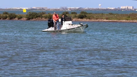 Esposo-Y-Esposa-Conducen-Su-Bote-De-Pesca-A-Través-Del-Canal-Packery