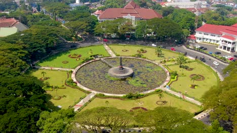 Luftrathaus-Und-Park-Mit-Teich-Und-Statue-Am-Tugu-platz,-Malang,-Indonesien