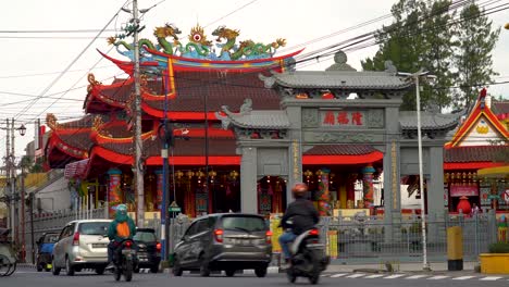 Street-traffic-by-Liong-Hok-Bio-temple-in-Magelang-downtown,-Indonesia