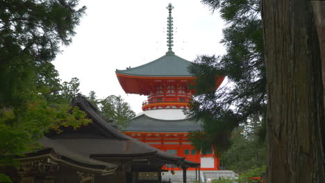 Vista-De-La-Pagoda-Konpon-Daito-Detrás-De-La-Sala-Kondo