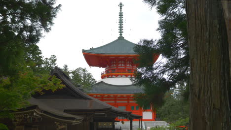 Blick-Auf-Die-Konpon-Daito-Pagode-Hinter-Der-Kondo-Halle