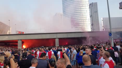 Fanáticos-Del-Ajax-En-Las-Calles-Cantando-Y-Encendiendo-Fuegos-Artificiales