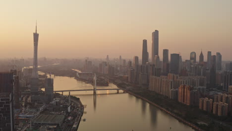 Fliegen-Sie-über-Die-Baustelle-Des-Hauptsitzes-Der-Alibaba-Group-In-Guangzhou-Bei-Epischem-Goldenem-Sonnenuntergang