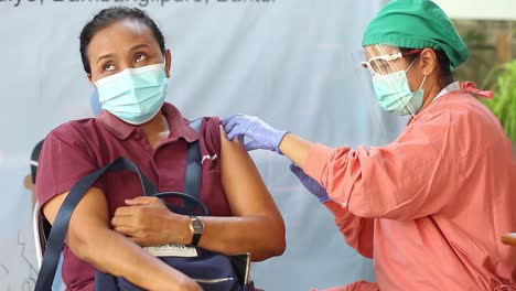 Yogyakarta,-Indonesia---Feb-15,-2021-:-female-health-workers-at-a-hospital-are-being-injected-with-the-corona-virus-vaccine