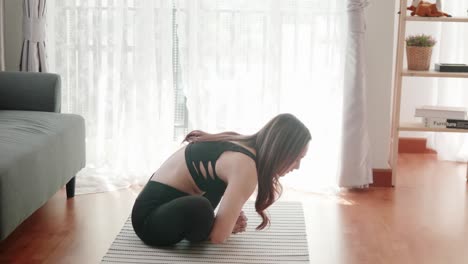 Junge-Frauen-In-Guter-Form-Mit-Yogaübungen-Und-Stretching-Im-Wohnzimmer