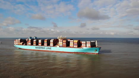 Buque-Portacontenedores-De-Línea-Maersk-Con-Velas-De-Carga-En-El-Océano-Cerca-De-Rotterdam,-Países-Bajos-En-Un-Día-Soleado
