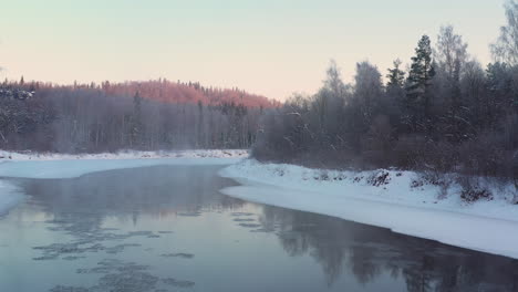 Glatte-Passage-über-Einen-Ruhigen-Fluss-An-Einem-Nebligen-Wintermorgen