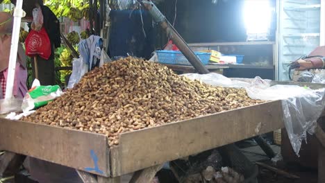 Erdnüsse,-Die-Auf-Traditionellen-Märkten-Verkauft-Werden