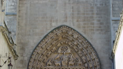Catedral-De-Burgos,-Unesco-Sitio-Del-Patrimonio-Mundial,-Burgos,-España,-Plano-Amplio-Inclinado-Hacia-Abajo